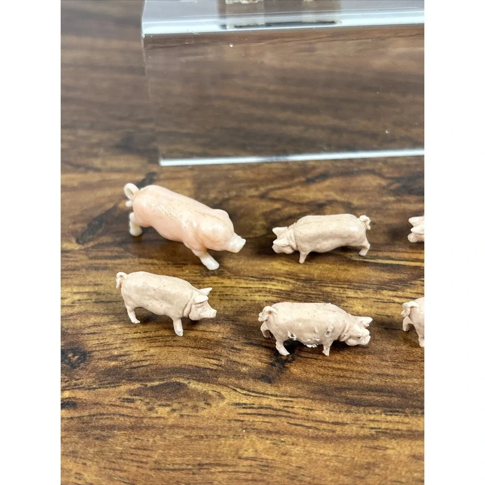 Revell HO Scale Farm Chicken Coop And 8 Pigs Train Accessories Animals Farmhouse